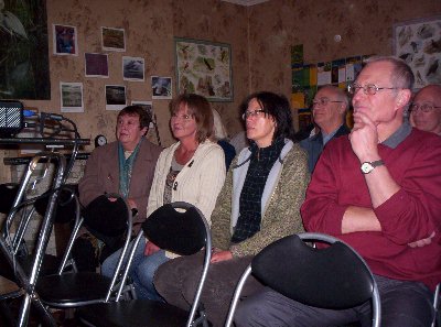 Nevertheless,the audience wait patiently.